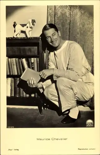 Ak Schauspieler Maurice Chevalier, Portrait, Ross, Bücherregal