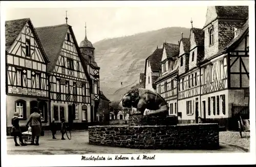 Ak Kobern an der Mosel, Tazzelwurm Weinbrunnen, Marktplatz