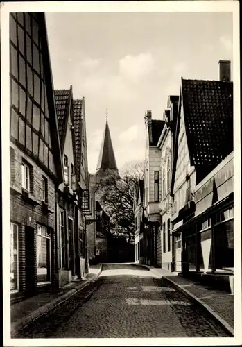 Ak Lübbecke in Ostwestfalen, Scharrnstraße, Straßenpartie, Kirchturm