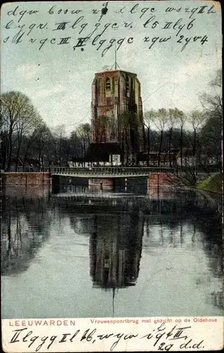 Ak Leeuwarden Friesland Niederlande, Vrouwenpoortbrug met gezicht op de Oldehove