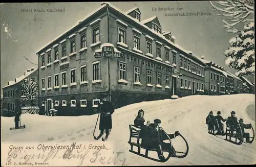 Ak Oberwiesenthal im Erzgebirge, Hotel Stadt Carlsbad, Endstation der Hörnerschlittenfahrten, Winter