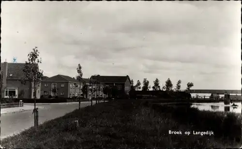 Ak Broek op Langedijk Nordholland Niederlande, Straße, Fluss, Wohnhäuser