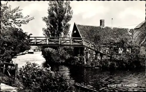 Ak Broek op Langedijk Nordholland Niederlande, Flusspartie, Brücke, Häuser