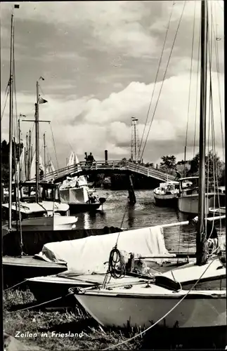 Ak Friesland Niederlande, Zeilen, Segelboote, Hafenpartie, Brücke