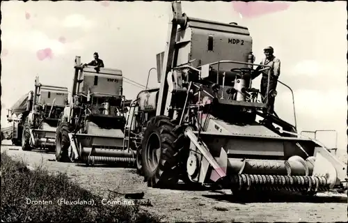 Ak Dronten Flevoland Niederlande, Combines, Mähdrescher