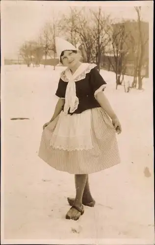 Foto Nordholland, Frau in niederländischer Tracht, Winter