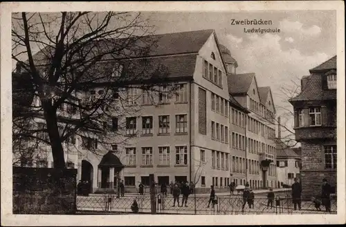 Ak Zweibrücken in der Pfalz, Ludwigschule, Schulhof mit Kindern