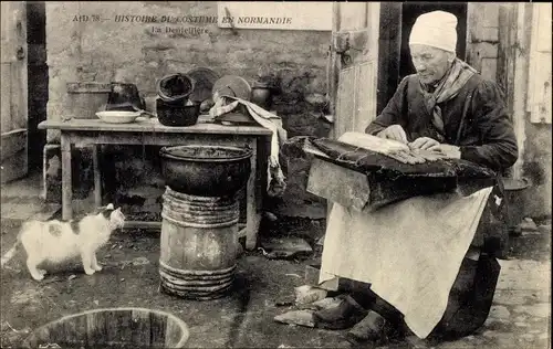 Ak Calvados, Costume, Normandie, La Denteliere, Katze