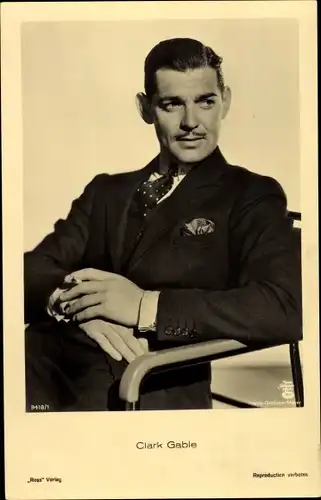 Ak Schauspieler Clark Gable, Sitzportrait, Zigarette, Ross Verlag 9418/1