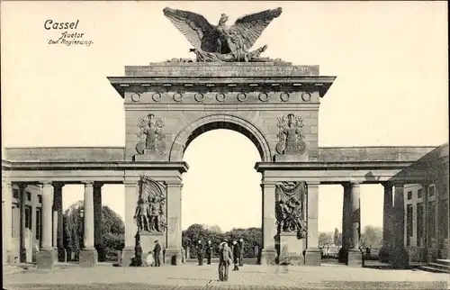 Ak Kassel in Hessen, Blick auf das Auetor, Passanten, Adler