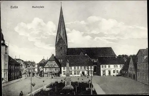 Ak Eutin in Ostholstein, Marktplatz, Kriegerdenkmal, Kirche