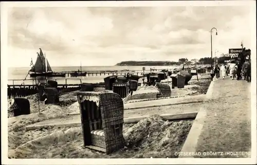 Ak Grömitz, Strandpromenade, Strandkörbe, Segelboot