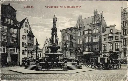 Ak Hansestadt Lübeck, Klingenberg mit Siegesbrunnen, Kutsche