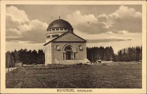 Ak Bückeburg, Blick auf das Mausoleum, Waldpartie