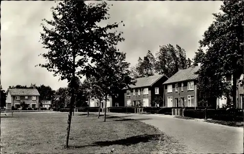 Foto Ak Ursem Nordholland Niederlande, Straßenpartie, Häuser, Bäume