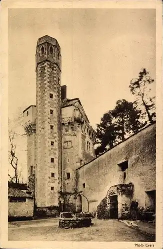 Ak Bouzillé Maine et Loire, La Bourgonnière, Le donjon et le vieux puits