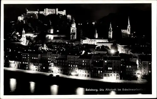 Ak Salzburg in Österreich, Altstadt im Schweinwerferlicht