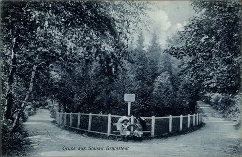 Ak Bad Bramstedt in Holstein, Parkanlage, Kinder auf der Bank