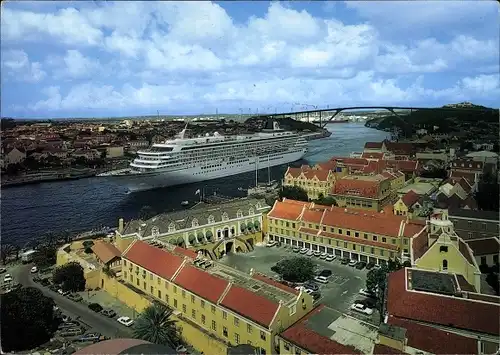Ak Curaçao Niederländische Antillen Karibik, St. Anna bay, Queen Juliana bridge, Kreuzfahrtschiff