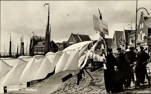 Ak Volendam Nordholland Niederlande, Ortsansicht, Anwohner, Hafen, Wohnhäuser