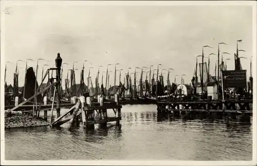 Ak Volendam Nordholland Niederlande, Hafenpartie