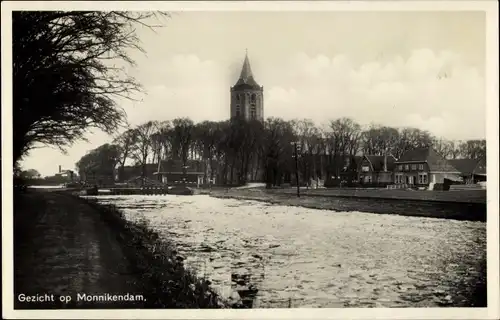 Ak Monnikendam Waterland Nordholland Niederlande, Flusspartie, Kirchturm