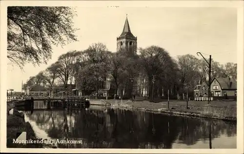 Ak Monnikendam Waterland Nordholland Niederlande, Flusspartie, Kirchturm, Aankomst