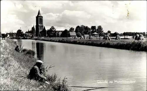 Ak Monnikendam Waterland Nordholland Niederlande, Flusspartie, Kirchturm, Strohgarben