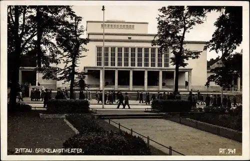 Ak Zittau in der Oberlausitz, Passanten vor dem Grenzlandtheater