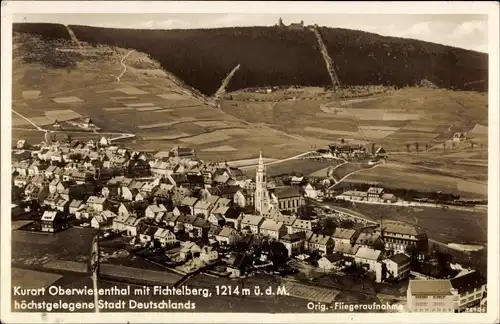 Ak Oberwiesenthal im Erzgebirge Sachsen, Fliegeraufnahme der Ortschaft und Umgebung