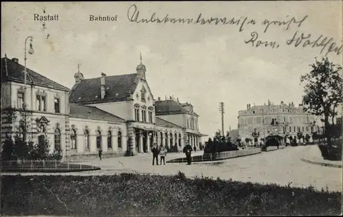 Ak Rastatt im Schwarzwald, bahnhof, Straßenseite