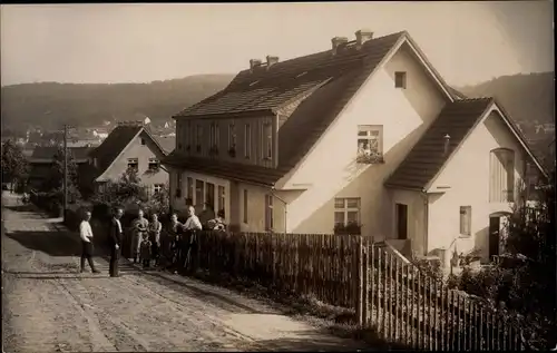 Foto Ak Olbernhau im Erzgebirge, Straßenpartie, Haus, Zaun, Anwohner