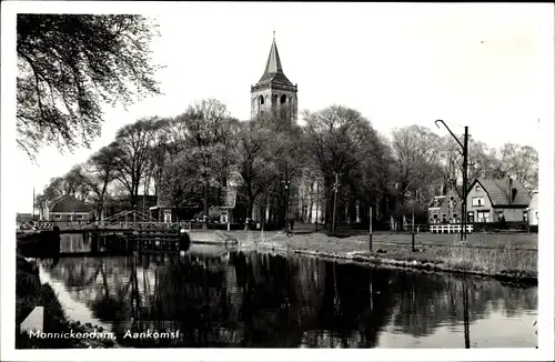 Ak Monnikendam Waterland Nordholland Niederlande, Flusspartie, Kirchturm, Aankomst