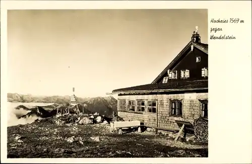 Ak Samerberg im Kreis Rosenheim Oberbayern, Hochries gegen Wendelstein, Hütte