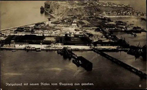 Ak Nordseeinsel Helgoland, Fliegeraufnahme der Insel mit Hafen