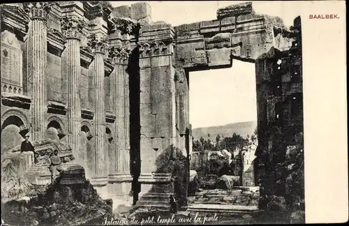 Ak Baalbek Libanon, Interieur du petit temple avec la porte