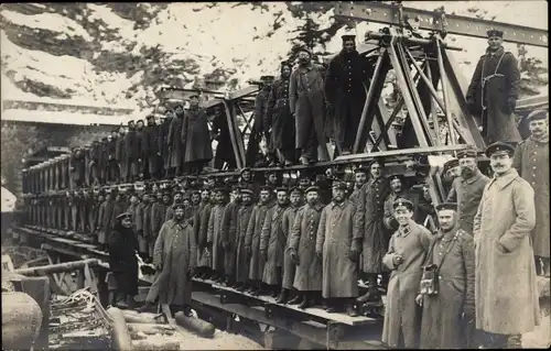 Foto Ak Deutsche Soldaten in Uniform auf einer Eisenbahnbrücke, Kriegsschauplatz 1. WK, Winter