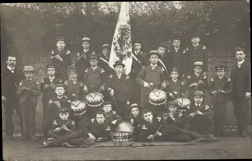 Foto Ak Kinder in Uniform, Jugendwehr ?, Gruppenbild mit Musikinstrumenten