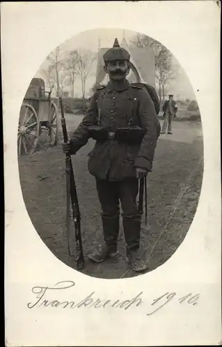 Foto Ak Deutscher Soldat in Uniform, Gewehr, Pickelhaube, Frankreich 1916, 1. WK, Inf. Regt. 102