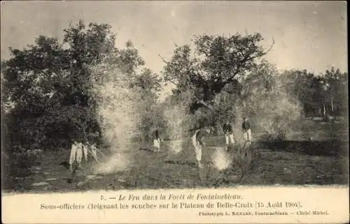 Ak Fontainebleau Seine et Marne, La Feu dans la Foret, Sous officiers, Plateau de Belle Croix 1904