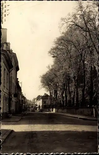Ak Baugé Maine et Loire, Avenue Jeanne d'Arc, Straßenpartie, Automobile