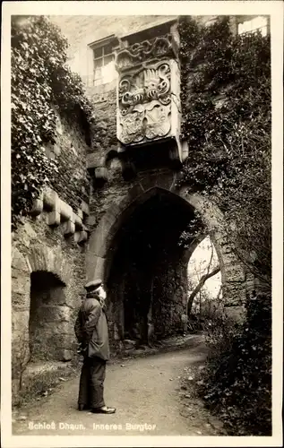 Foto Ak Dhaun im Hunsrück, inneres Burgtor vom Schloss, Mann