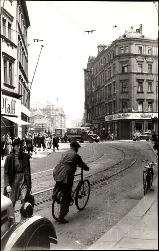 Foto Ak Chemnitz, Straßenpartie, Äußere Johannisstraße, Radfahrer