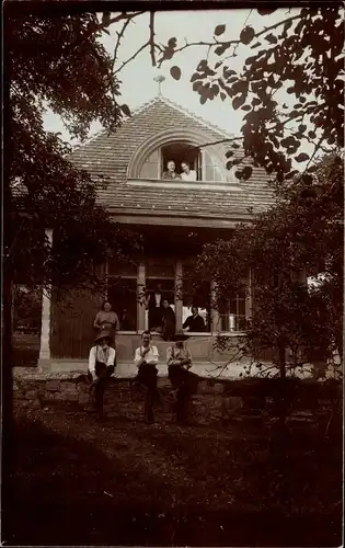 Foto Ak Göppingen in Württemberg, Durchblick zum Haus, Gruppenportrait