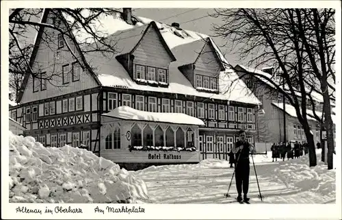 Ak Altenau Clausthal Zellerfeld im Oberharz, Marktplatz, Hotel Rathaus, Skifahrer, Winter