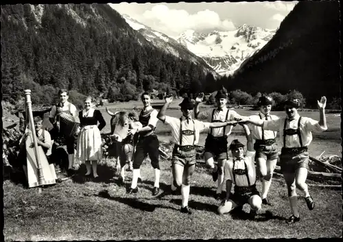 Ak Ramsau im Zillertal Tirol, Trachtengruppe d Waldbuam