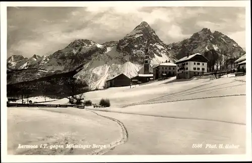 Ak Lermoos in Tirol, Ortsansicht gegen Mieminger Berge, Winter