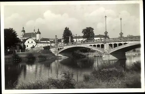 Ak Hranice na Moravě Mährisch Weißkirchen Reg. Olmütz, Flusspartie, Brücke, Kirche