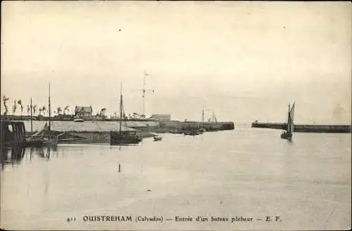 Ak Ouistreham Calvados, entrée d'un bateau pêcheur, Hafen, Einfahrt eines Fischerboots, Segelboot