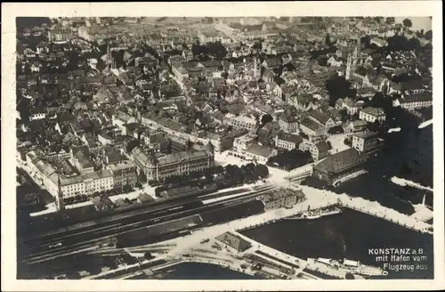 Ak Konstanz am Bodensee, Blick auf den Ort mit Hafen, Fliegeraufnahme